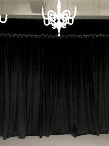 【ゴシック調な白ホリゾントレンタル撮影スタジオ】